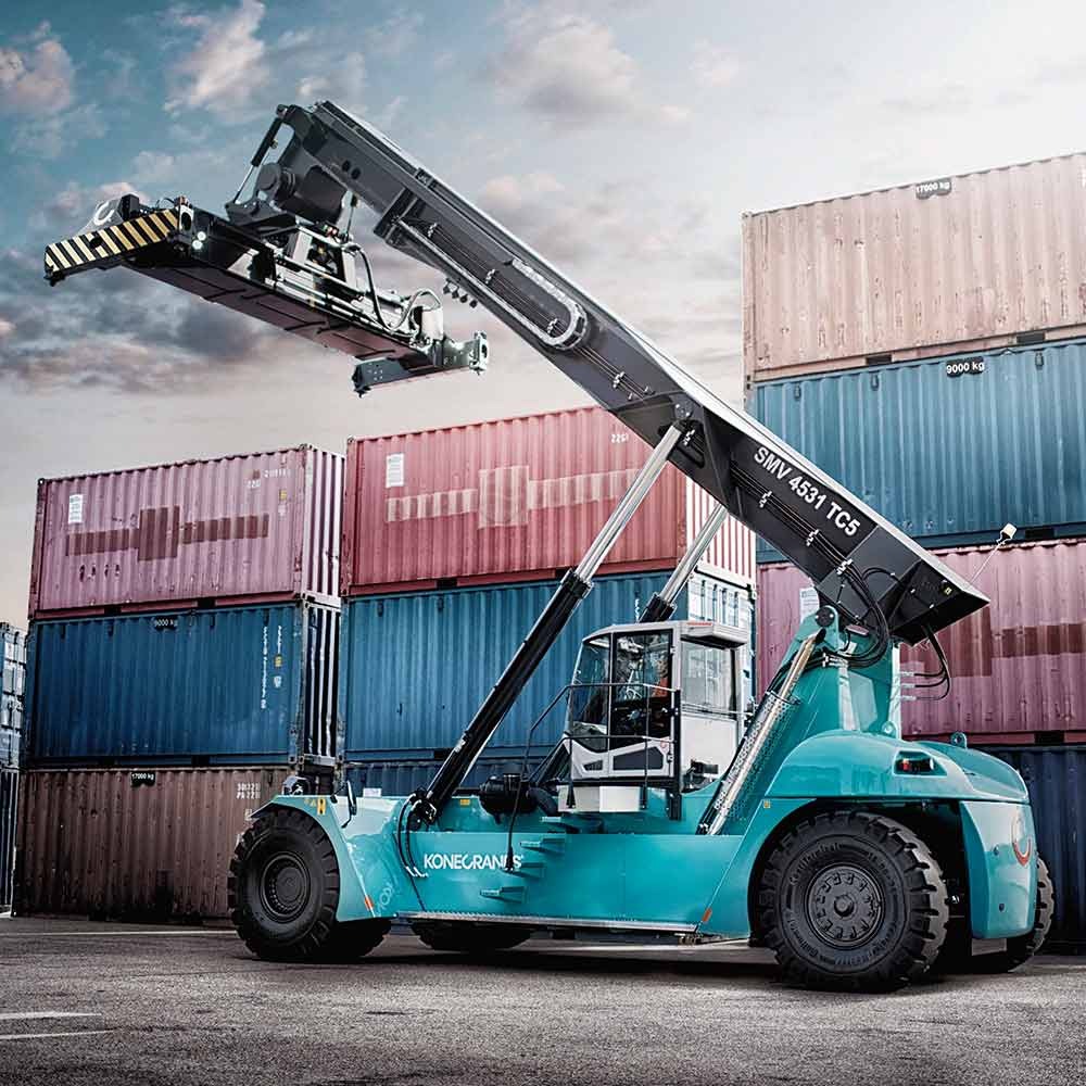 Reach stacker movimentando contêineres em terminal portuário